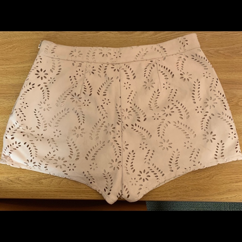 Patterned textured shorts (cream)